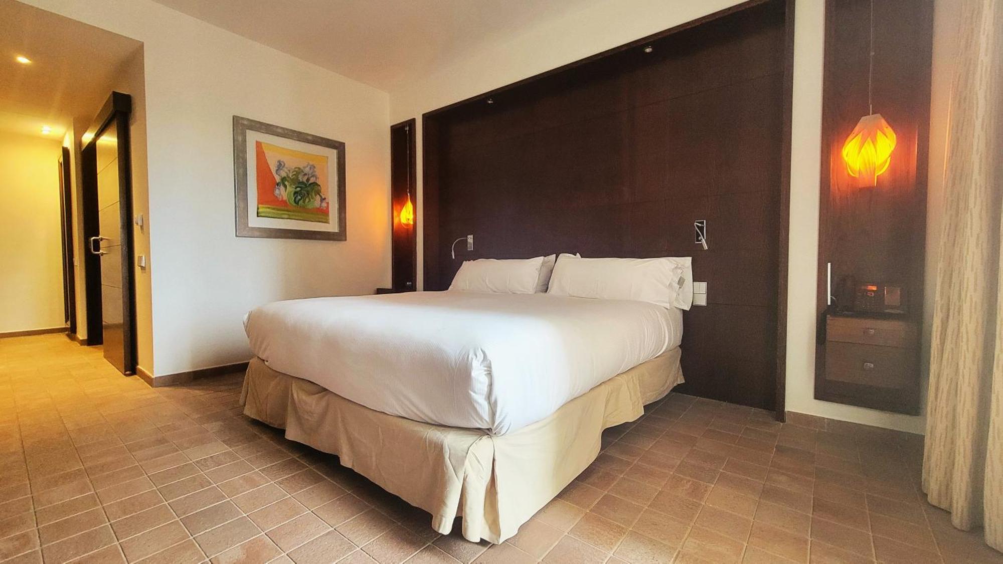 Doubletree By Hilton La Torre Golf Resort Roldan Exterior photo A bedroom at the hotel
