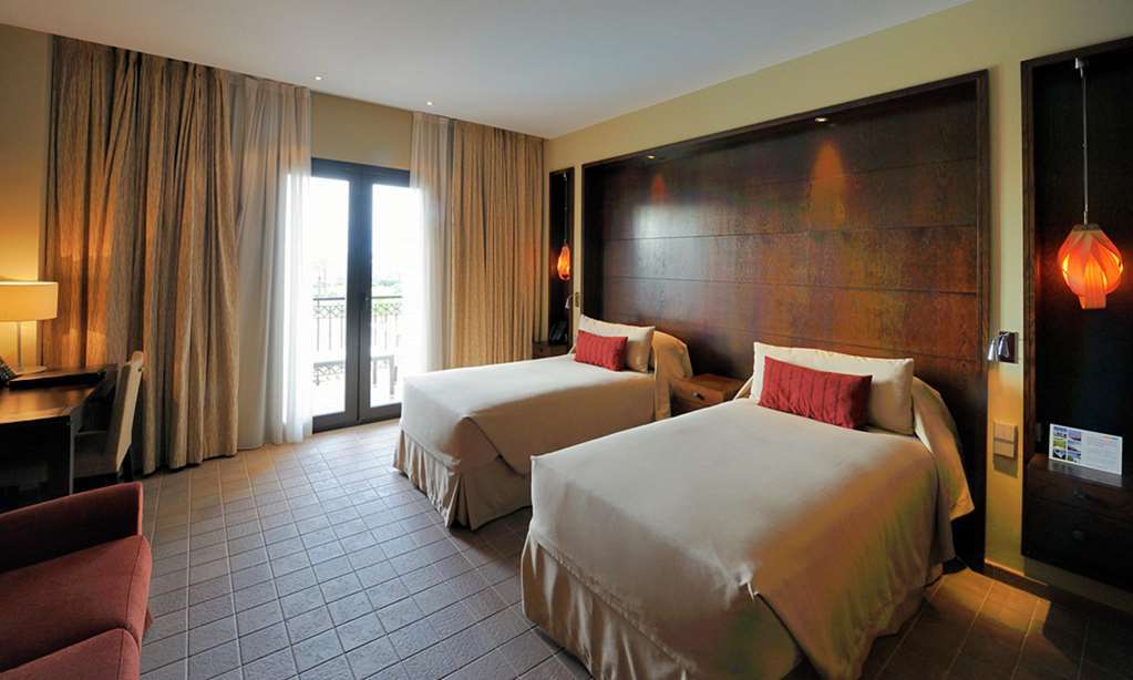 Doubletree By Hilton La Torre Golf Resort Roldan Room photo A typical room at the hotel